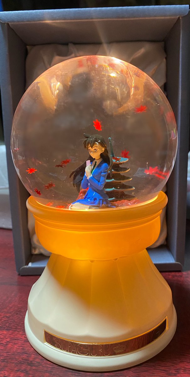 タバコがもはやマシュマロ 眉毛がない 1万円払って1年待ったのに 名探偵コナン の安室と赤井のスノードームのクオリティがとんでもなかった Togetter