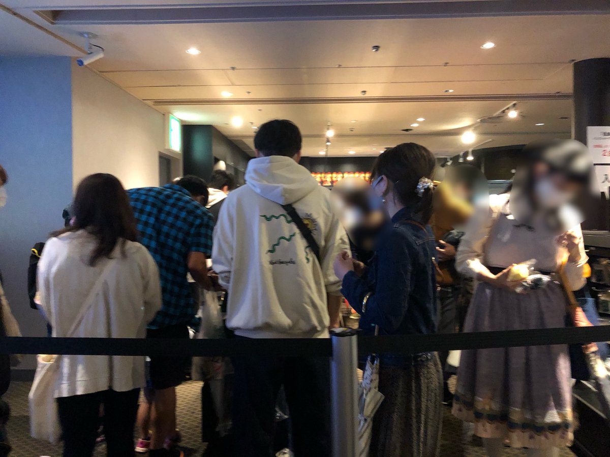 絋 على تويتر 大阪特派員より こんなに混んでいる Tohoシネマズ梅田の物販を今まで見たことないs ๑ 鬼滅の刃無限列車編 Tohoシネマズ梅田