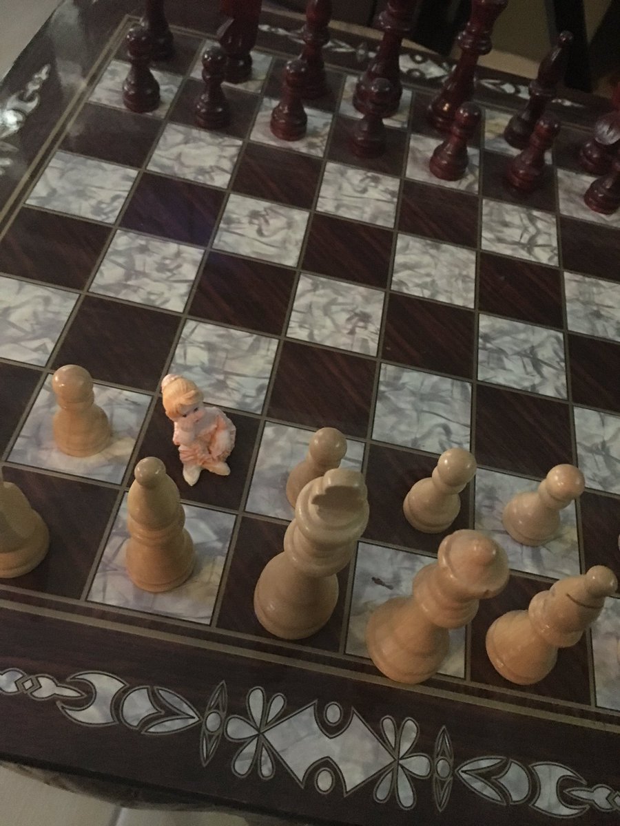 ebruboga88's tweet photo. #pazar yeğen beni yener ♟ ayrıntıyı farkedenler #toughtfull 🤔 https://t.co/m01LWCs9cC