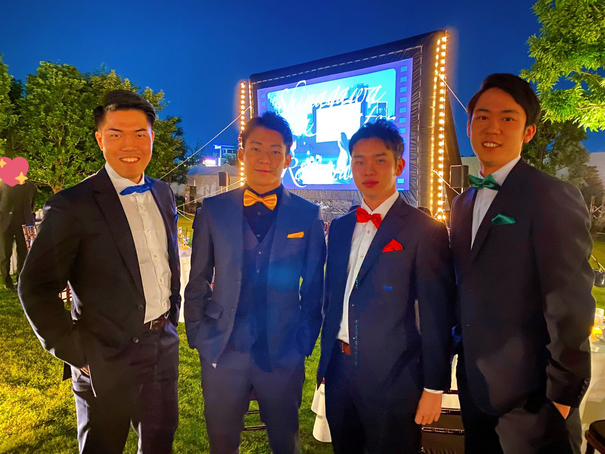 DIZfilms's tweet photo. 会場にはララランドをイメージしてドレスアップをした方がたくさんいらっしゃいましたが、1番素敵だったのがミアとミアの友達カラーの蝶ネクタイをしたこちらの方々でした！
ララランド愛を感じます👏🏻❤️
#品川オープンシアターレストラン
 @k7_7t  @_tomoLovesmile_ @riku_rick_rikun https://t.co/5xpmrN05ba