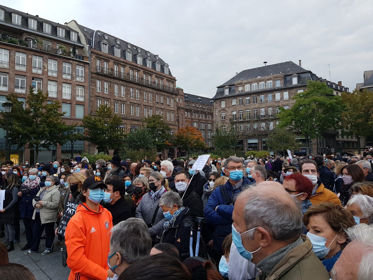 Des centaines de personnes réunies dans une ambiance très lourde à #Strasbourg, place Kleber en hommage à Samuel Paty. En présence de la maire Jeanne Barseghian