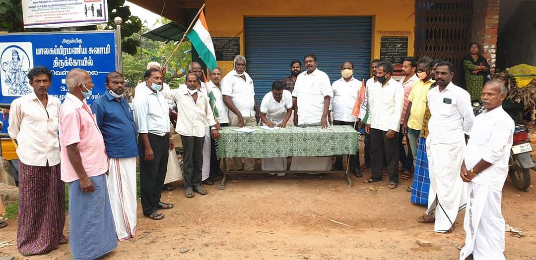 மத்திய அரசு இயற்றியுள்ள விவசாயிகளுக்கு எதிரான கருப்பு சட்டத்தை ரத்து செய்ய கோரி மாபெரும் கையெழுத்து இயக்கமானது வெள்ளிச்சந்தை ஊராட்சி #காங்கிரஸ் கமிட்டி சார்பில் வெள்ளிச்சந்தை சந்திப்பில் ஆரம்பித்து வைக்கப்பட்ட போது.
#KisanVirodhiNarendraModi #BJPKilledDemocracy https://t.co/M0uHJxNpko