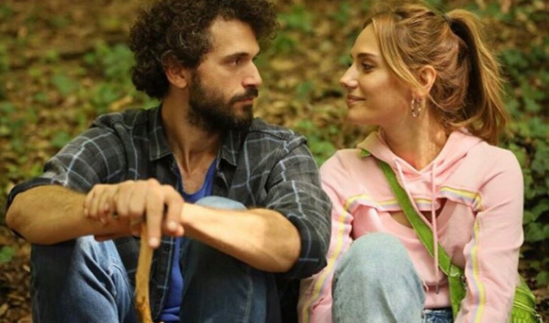 dillerin sustuğu gözlerin konuştuğu bi çifttiniz siz 

ÇatıKatıAşk Bitmesin