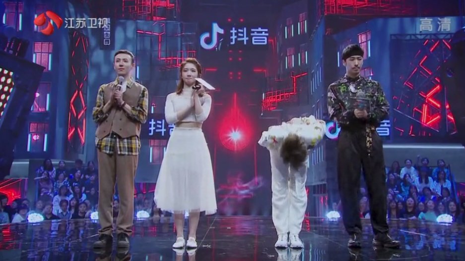 yuxinjiejie's tweet photo. Fang Jun's high praises of Yuxin: If there is one dancer who carries herself well and wears the best suit to dance, it must be Liu Yuxin. I got reminded of that day when she battled and won the other underground dancers. Same as today, she just wants to present the stage well. https://t.co/hYXkaqqD27
