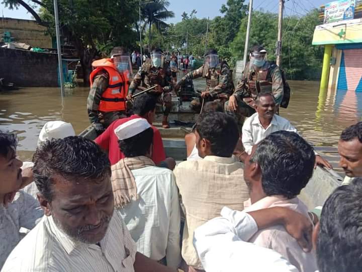 The Daredevils are to the rescue  when the nation needs them & relies on them the most. They are  living example of Angels in Uniform. 
Flood relief Operations by Indian Army in Karnataka

(Pic courtesy Indian Military Updates) 
#JaiHind 🇮🇳🇮🇳
#IndianArmy 
#KarnatakaFloods