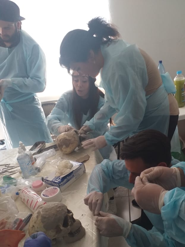 Decca_Chile's tweet image. Hoy, hace 1 año, estaba finalizando un Curso de Reconstrucción y Camuflaje, donde aprendí a reconstruir rostros y me relajé suturando.
Se necesitan más estancias así, porque aprender sobre la muerte es necesario para vivir mejor.
Gracias a Carolina Poblete y a Waldo González.