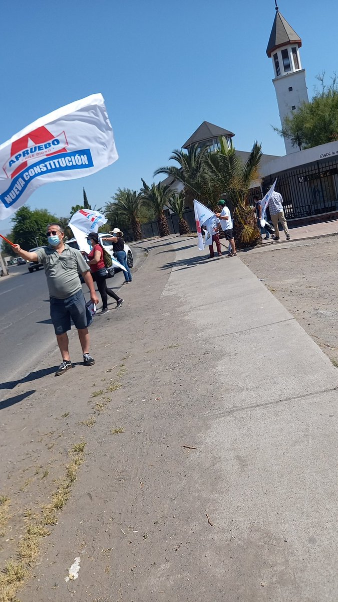 CelulaLMiranda's tweet photo. Empezando un banderazo especial este 18 de octubre, a un año de la Revuelta. #ChileDesperto #AprueboGanaEnOctubre @AprueboChDigno @PrensaPCdeChile https://t.co/ekHNVRGbdm