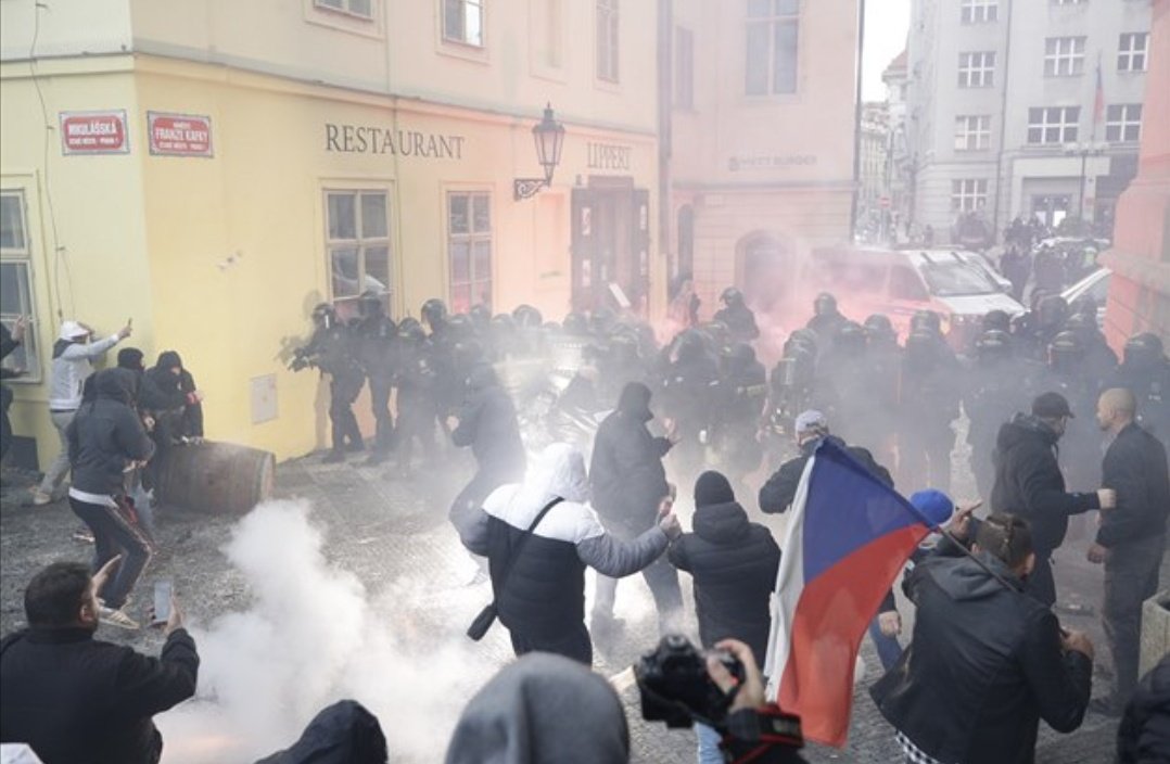Zgromadzenie rozwiązano. Większość odeszła, a część która została spacyfikowała policja. Użyto siły, armatek wodnych, gazu łzawiącego.
https://t.co/2B2uPhsWVr https://t.co/Sknv8v1Kh0