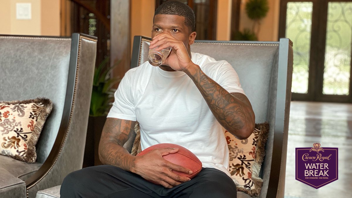 #ad OK Houston, it’s go time. Ready to watch my squad get this W. Making sure I keep focused and hydrated with a #crownroyalwaterbreak 🏈. @CrownRoyal
