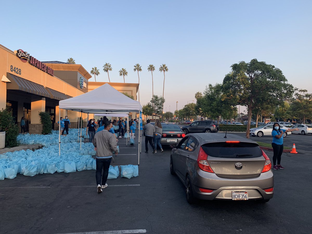 joseespinelc's tweet photo. Very proud of our AT&amp;T employees making a difference for the local community in Downey,  helping distribute 12,000 lbs of free food. AT&amp;T is here for our communities during the most challenging times.
#attemployee #ATIYATI #GoSOCAL #ATT #ConexionRevolution https://t.co/W7SjlDM7bP