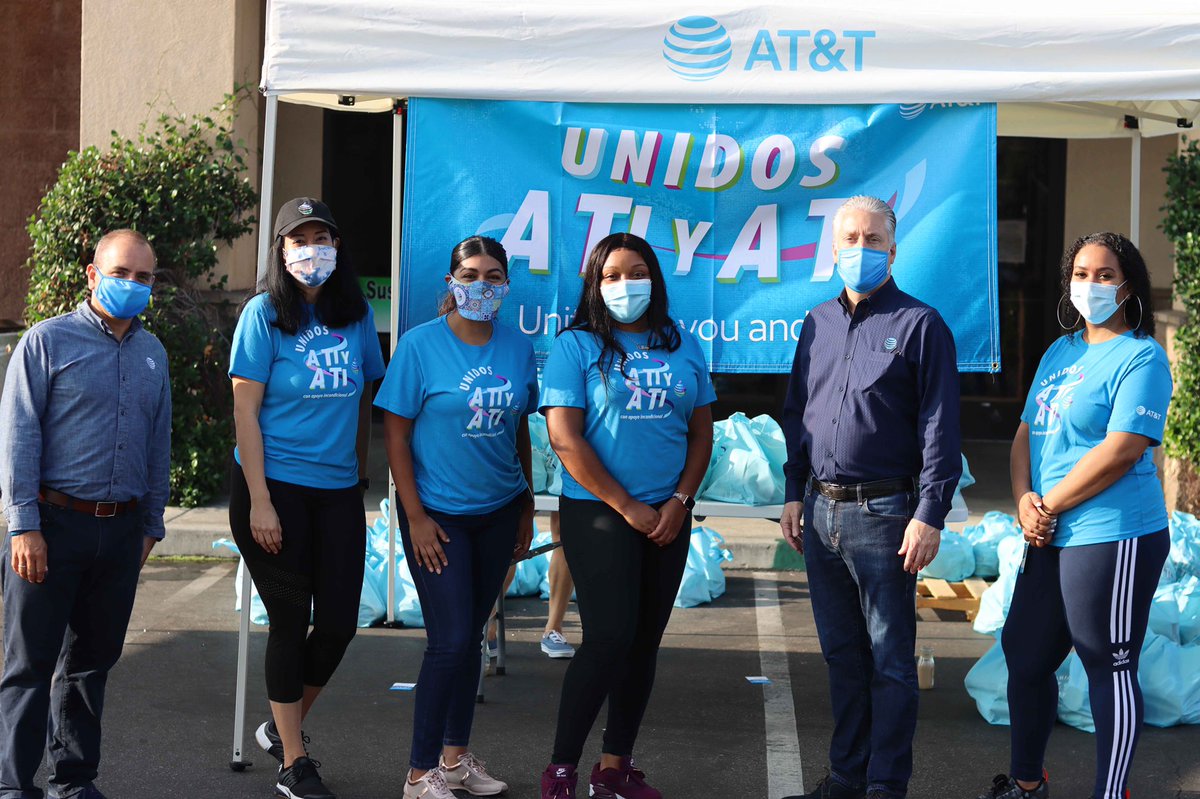 joseespinelc's tweet photo. Very proud of our AT&amp;T employees making a difference for the local community in Downey,  helping distribute 12,000 lbs of free food. AT&amp;T is here for our communities during the most challenging times.
#attemployee #ATIYATI #GoSOCAL #ATT #ConexionRevolution https://t.co/W7SjlDM7bP