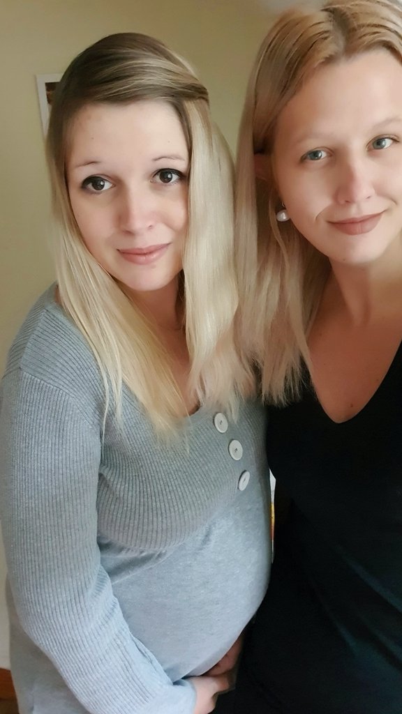 ValentinaCzech's tweet photo. To vlevo na obou fotkách je hodný člověk. Víc, než já, tak si to představte. Nikdy nikoho nepomluvila, nesmála se, nesoudila, pomáhala. Ani já na ni nepřenesla své amorální skluzy, jede si dál svoji filosofii. Vzácnost chodící po scětě. A já jsem u toho ♥️ #pocta https://t.co/uISE0v4bPd