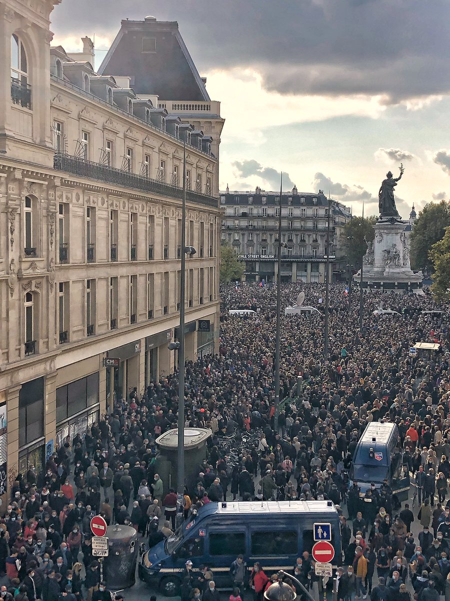 Elisabarg's tweet photo. Vous n’aurez pas ma haine #jesuisprof #JeSuisEnseignant #JeSuisSamuel #PlaceDeLaRepublique #memepaspeur https://t.co/stK6iFGenG