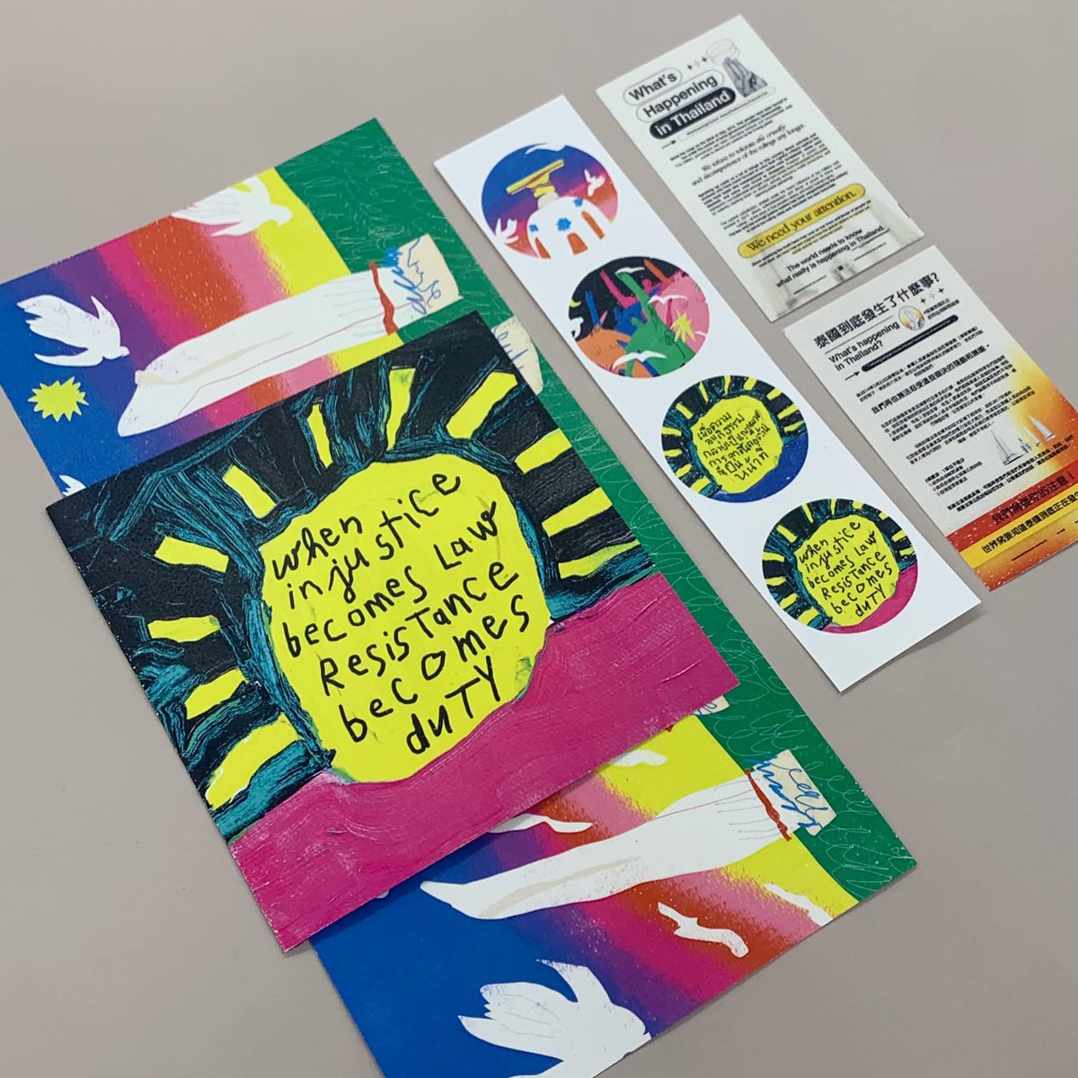 พี่ Juli Baker and Summer เป็นศิลปินที่ไปม็อบบ่อยมาก ทำ artwork ประท้วงลงประจำ ตอนนี้พี่ป่านทำ zine ขายกับทาง Spacebar Zine ระคะ ราคา 112 กำไรทั้งหมดให้ มูลนิธิสิทธิเพื่อความยุติธรรมค่ะ ใครสนใจไปสนับสนุนได้ facebook.com/gospacebar