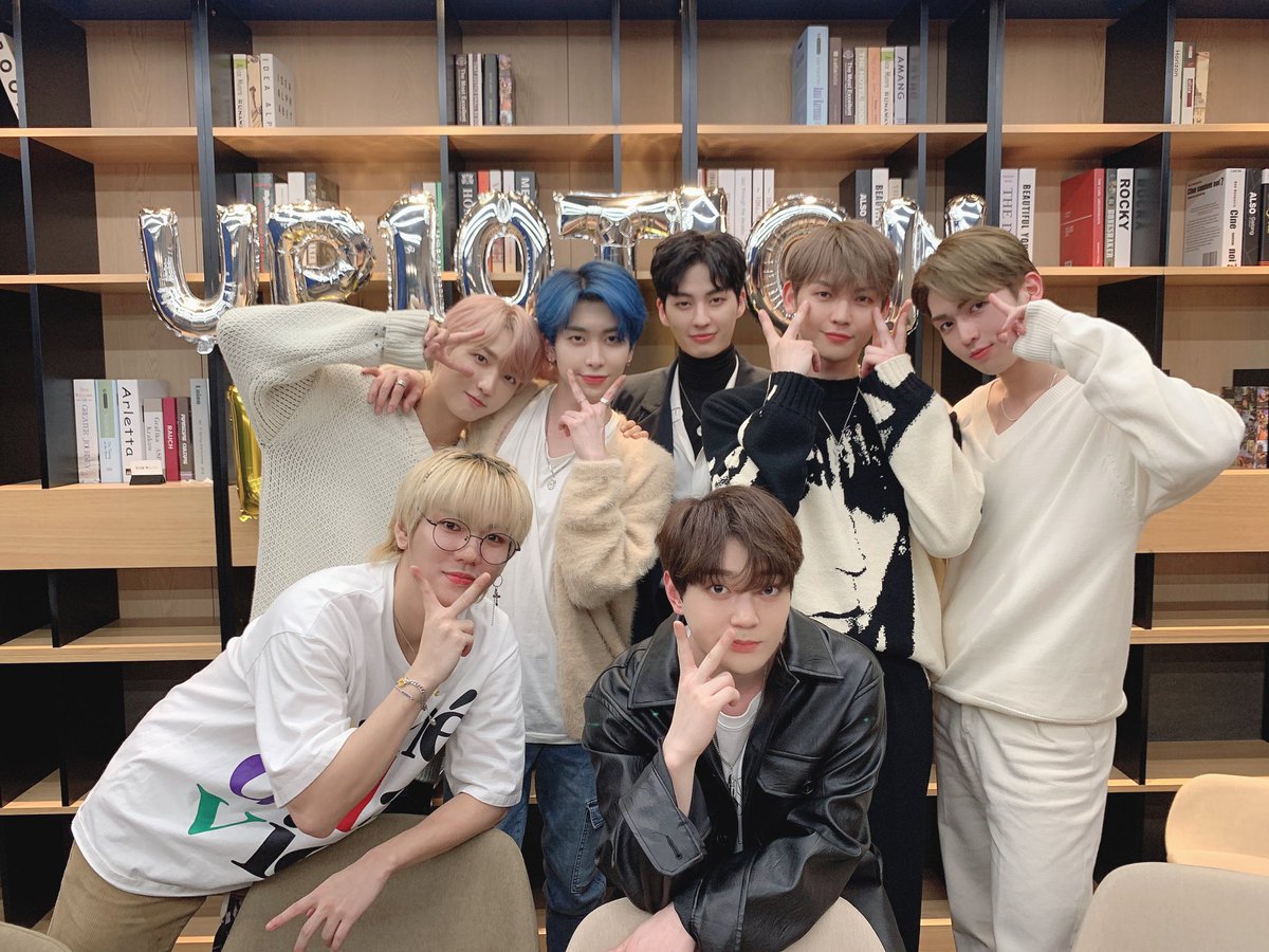 UP10TION's tweet photo. 업텐션과 함께했던 #UP10_SUNDAY

[Light UP] 쫑파티로 마무리😌
하루 종일 함께해서 더욱 즐거웠던 오늘!
허니텐 우리 앞으로도 자주 만나요💛

#업텐션 #UP10TION https://t.co/KIwVVeikJU