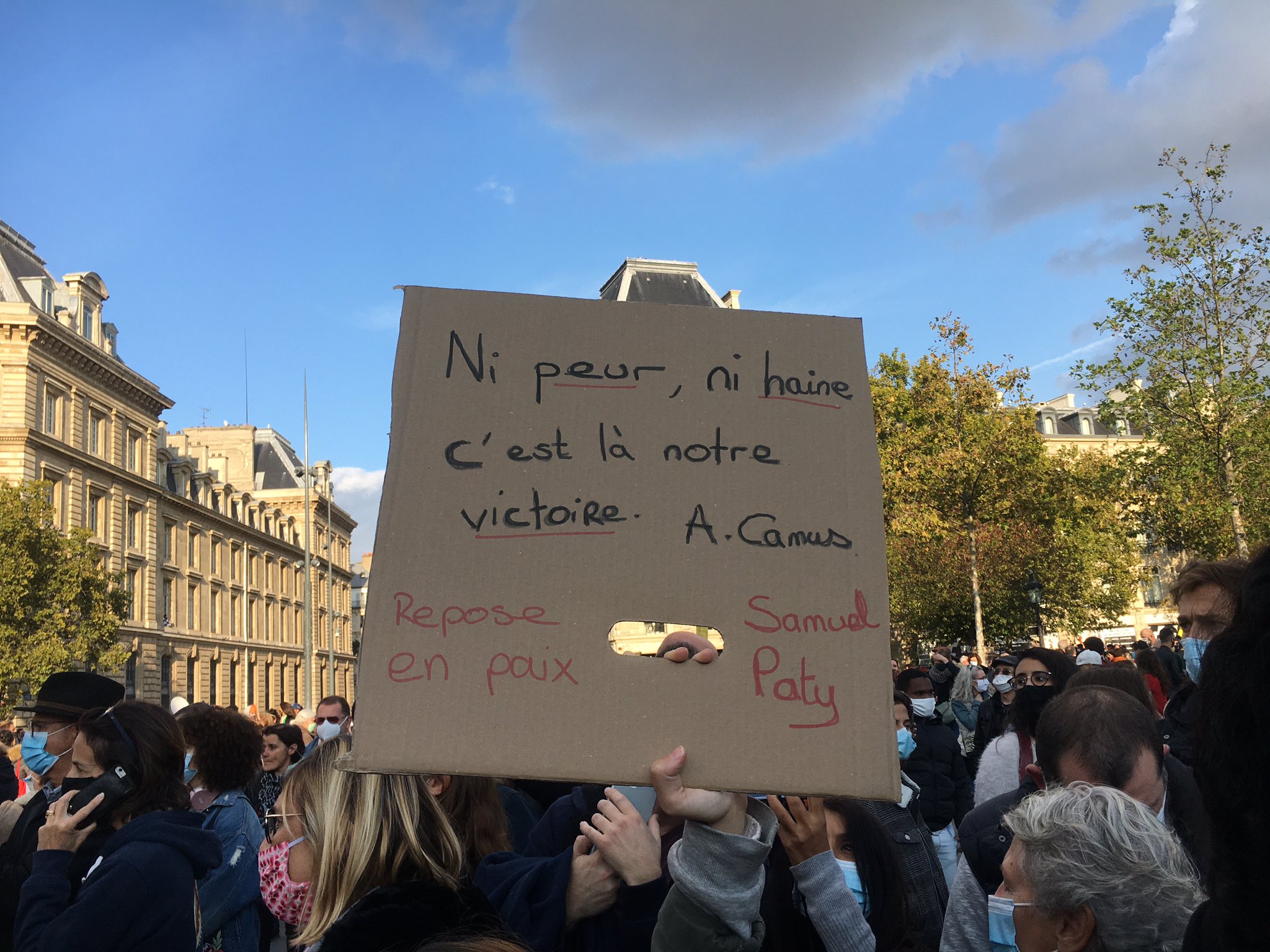 Cecile Bouanchaud Sur Les Pancartes Place De La Republique Beaucoup De Messages Appelant A Ne Pas Avoir Peur Et A Defendre La Liberte D Expression Coute Que Coute Une Citation D Albert
