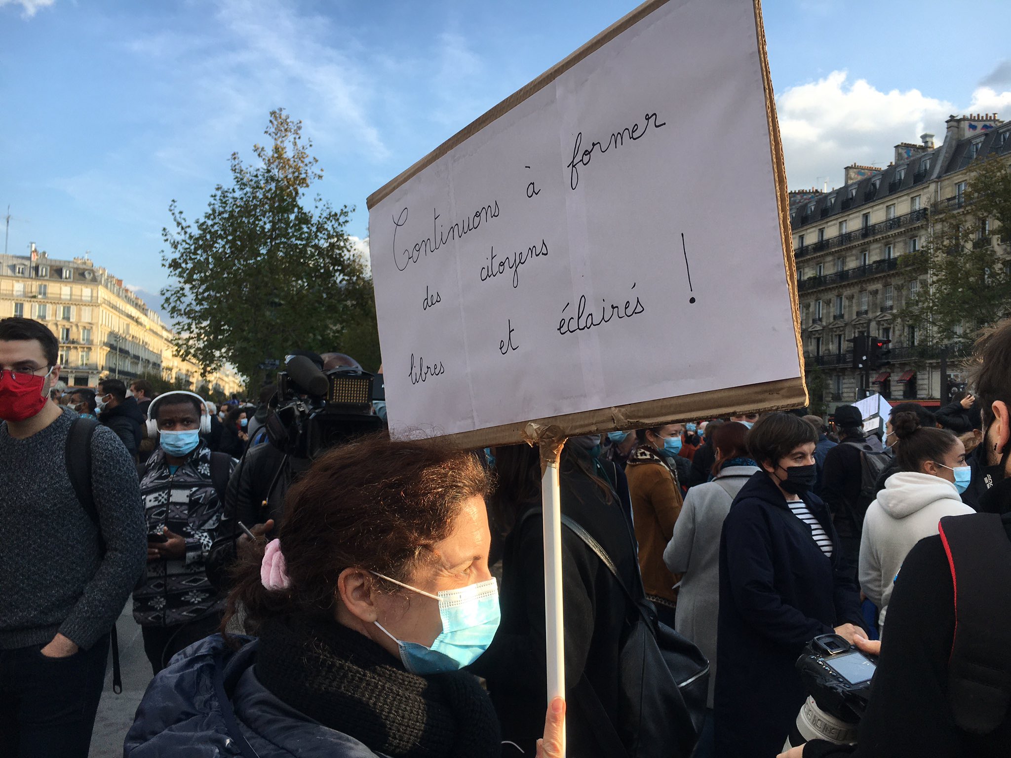 Cecile Bouanchaud Sur Les Pancartes Place De La Republique Beaucoup De Messages Appelant A Ne Pas Avoir Peur Et A Defendre La Liberte D Expression Coute Que Coute Une Citation D Albert