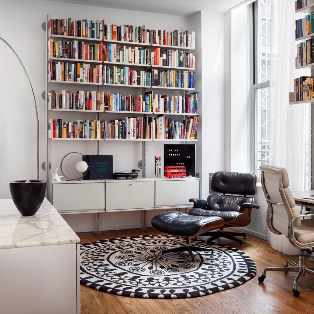 We're loving the look of the Eames Lounge Chair and Ottoman in Nina Barnieh Blair's space. And with that bookshelf, we'd simply never leave! Shop the Eames Lounge to create your own book nook today. https://t.co/7XcTS27e8e #hmathome https://t.co/e33bDV3PTE