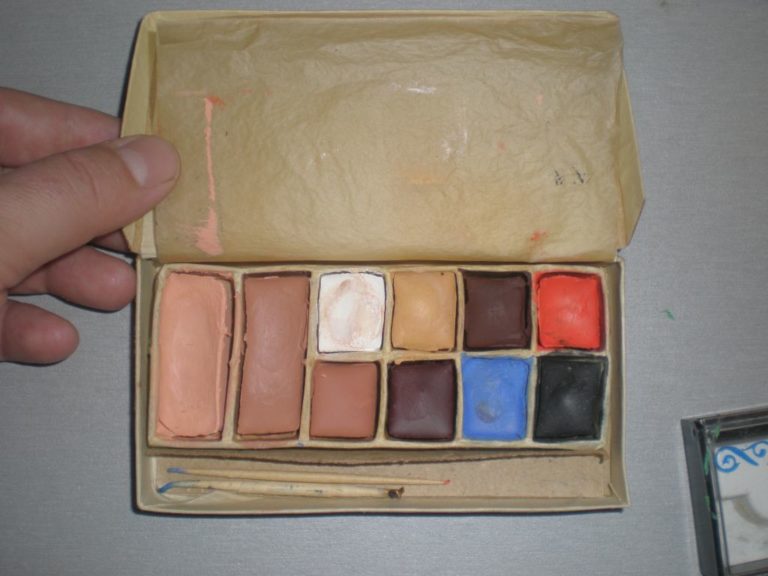 mile_sweet_love's tweet photo. No ha pisado URSS y por eso cree que era el paraíso del maquillaje.
Voy a poner unas fotos de lo que tenían las mujeres rusas en su casa (ni siquiera todas porque los cosméticos eran artículos caros).
Rímel de saliva (funcionaba con saliva, sí) y paleta de sombras y colorete. https://t.co/LcGtDSFOa9