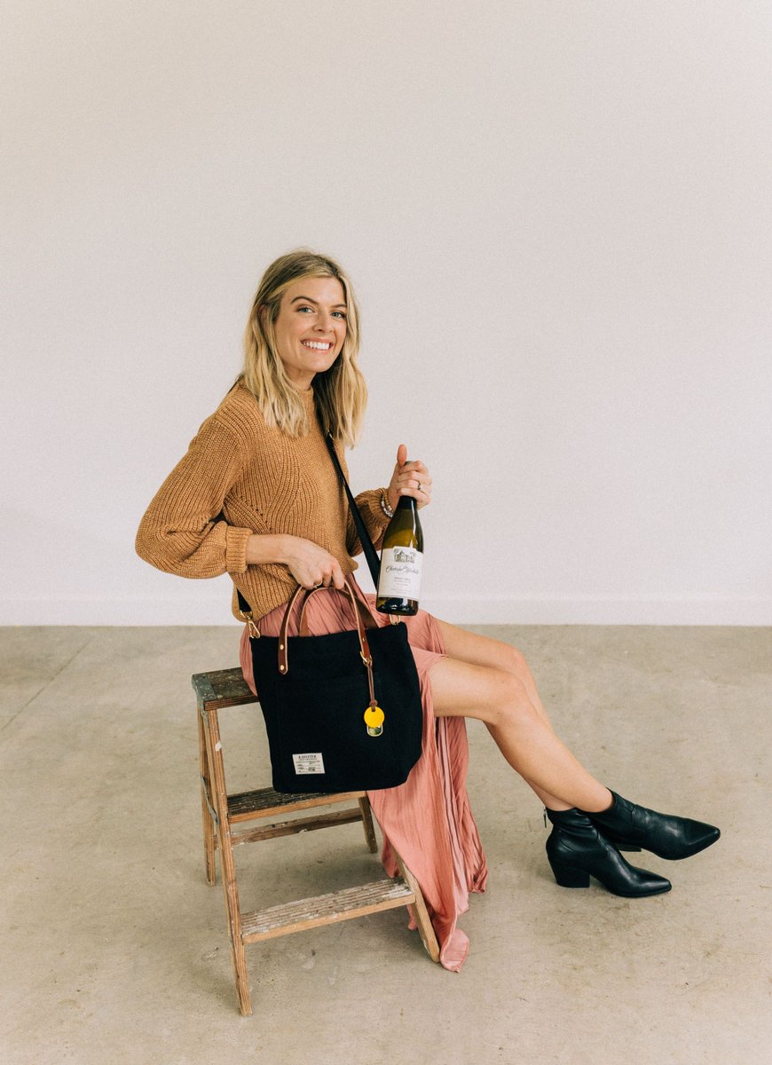 Cheers to a handbag that fits your favorite white! 🥂 Whether your weekend plans include friends or a party of one, the Taylor Brunch Tote is the perfect outfit completer. bit.ly/3nQZYuj