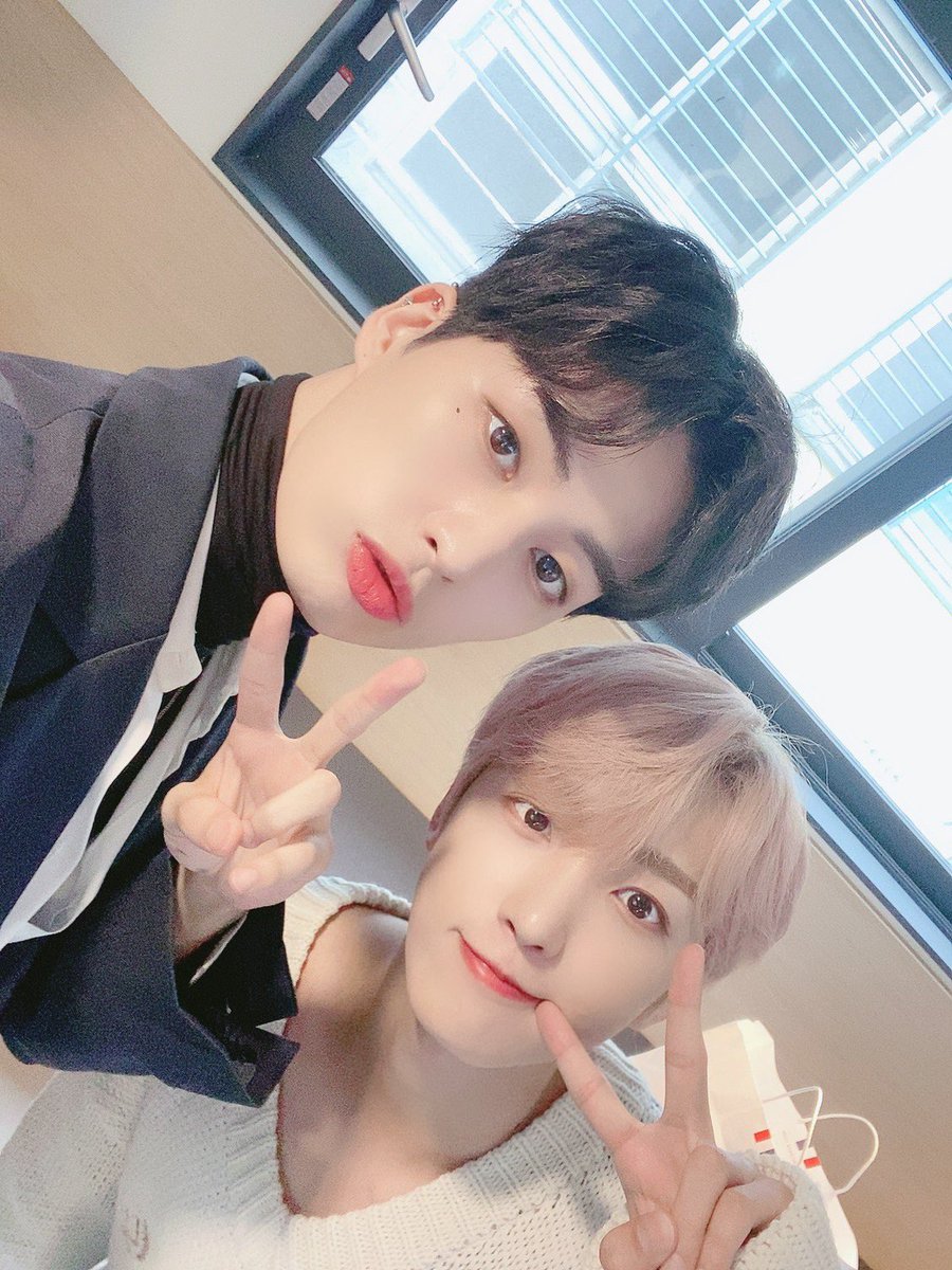 kkulsipID's tweet photo. @UP10TION [INA TRANS]
201018

Aku merasa kenyang dengan melihat siaran memasak, tapi kali ini para kokinya tampan, jadi hanya dengan melihat wajah mereka aku merasa kenyang🤭

Waktu memasak bersama Kogyeol&amp;Sunyoul selesai💛

#업텐션 #UP10TION #고결 #KOGYEOL #선율 #SUNYOUL #UP10_SUNDAY
※🐸 https://t.co/PBwK0oH26B