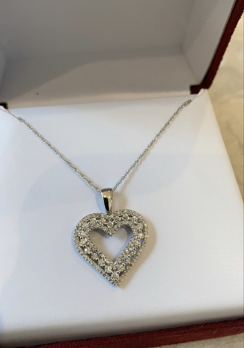 40GLouie's tweet photo. Threw some diamonds on my girl cus she good to me. ❤️💎 https://t.co/6U7Qh8mNRL