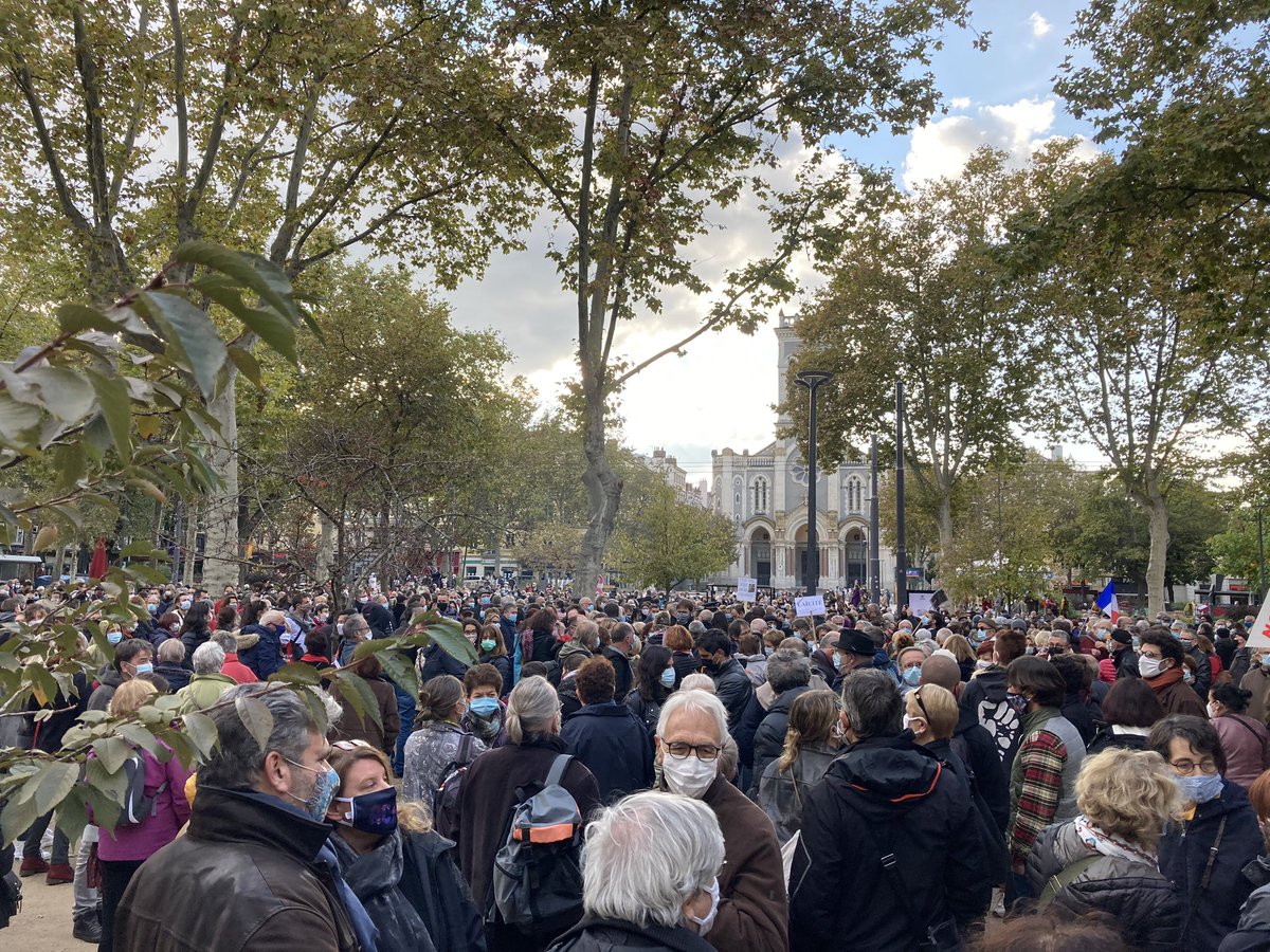 Nous étions nombreux, cet après-midi, place Jean-Jaurès à <a href="/saint_etienne_/">Ville Saint-Étienne</a> en mémoire de Samuel Paty ; professeur décapité pour avoir montré des caricatures. 

Des fleurs, des bougies, des mots pour nous opposer à la barbarie et à l’obscurantisme...