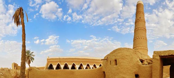 دع الهون للهزلا شعاف المطامع
وشم للعلا بالمرهفات اللوامع

وصادم مهمات المعالي فربما
تنال العلا فالعز للذل قامع

محا الله من لايورد النفس للعلا
مواريد خطرات صعاب المشاسع

ومن يتقي الاخطار خوف من البلا
فهو لازم لابد من ماه جارع

محمد سعود بن مانع التميمي