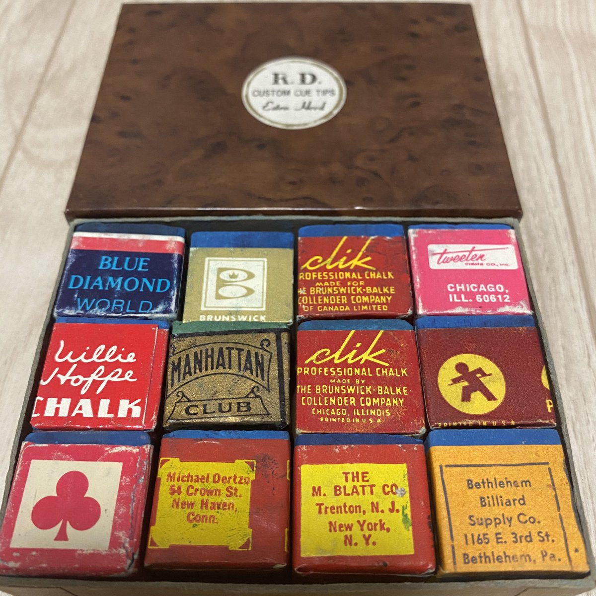 余ったチョークと一個しか持ってないチョークの寄せ集めです。
金のラベルのマンハッタンクラブあたり箱で集めようという気力も完全に消えました(笑)