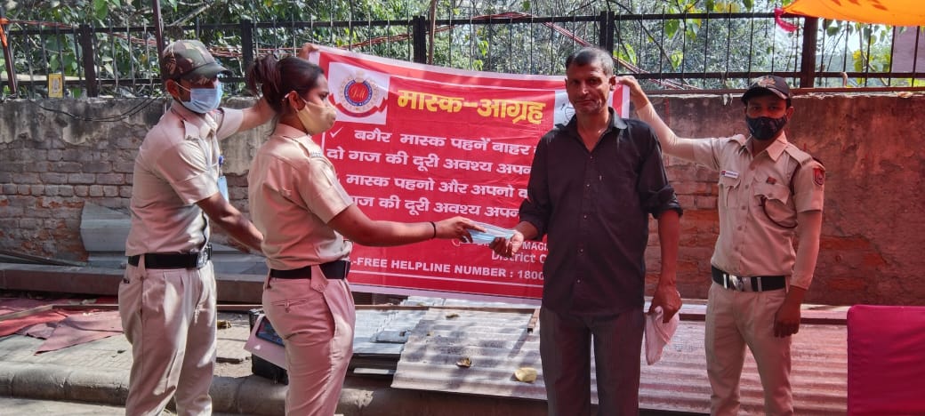 DMCentralDelhi's tweet photo. #Team_DDMA_Central_District at #Jhandewala_Mata_Mandir
#Awereness_campaign, #munadi and #mask_agrah
#COVID19
#Unlock5
#WearMask_StaySafe
#Navratri2020
#festiveseason
@Dilkhush_ias
@brgausingha
@HarishM07710561
@SarhanAhmed15
@msisodia
@MIB_India
@TOIIndiaNews https://t.co/B1qO5lza6M