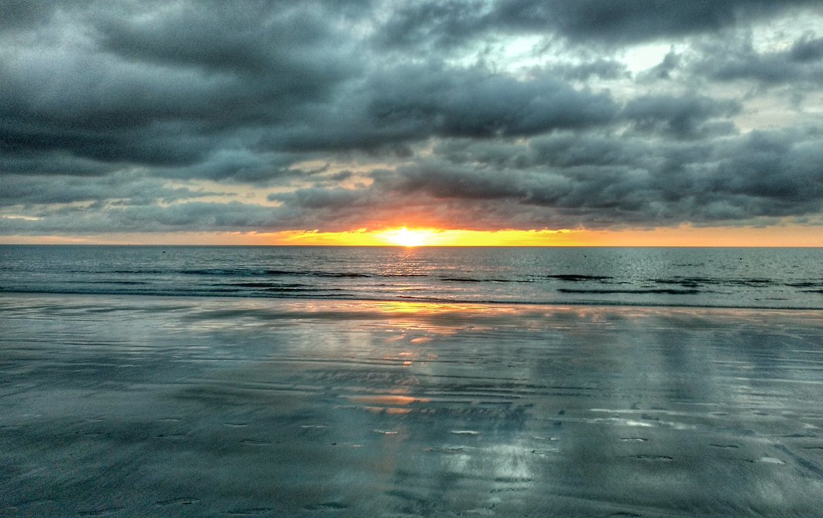 PeCubiles's tweet photo. La fuerza del amanecer. Playa del Inglés, Gran Canaria. Trasmisión de energía. Mucho ánimo para todos.
Foto @PeCubiles #amanecer #Fuerza #animo #Energia #Domingo https://t.co/SSXaEDldZf