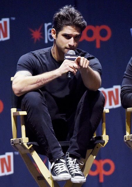 Happy birthday tyler posey  eu amo o maxilar torto 