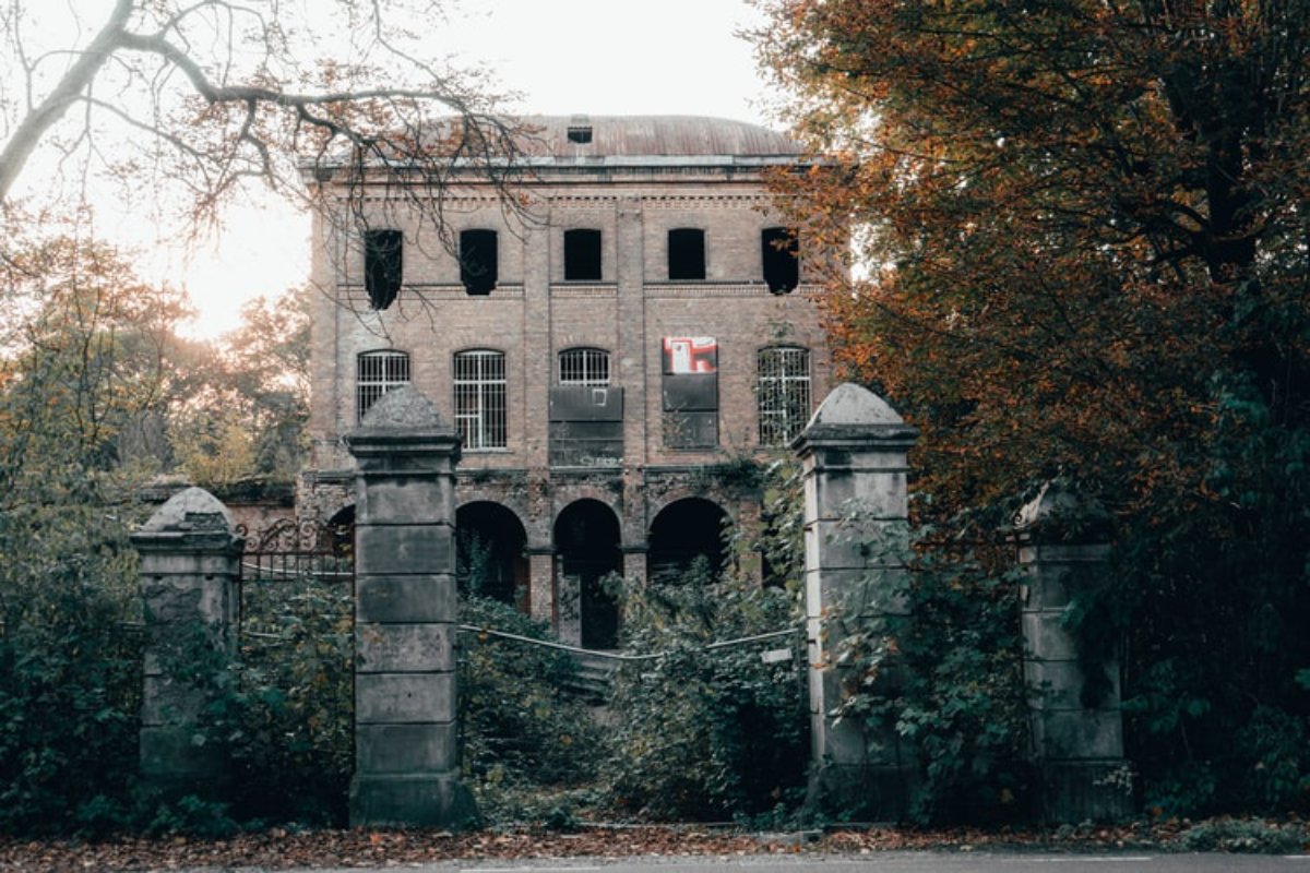 Toddmccubbin's tweet photo. Welcome to spooky season! Haunted houses are a huge part of Halloween, but what about every day? How would you feel about risking it to live in a "haunted" house? https://t.co/8AutVv5fjF