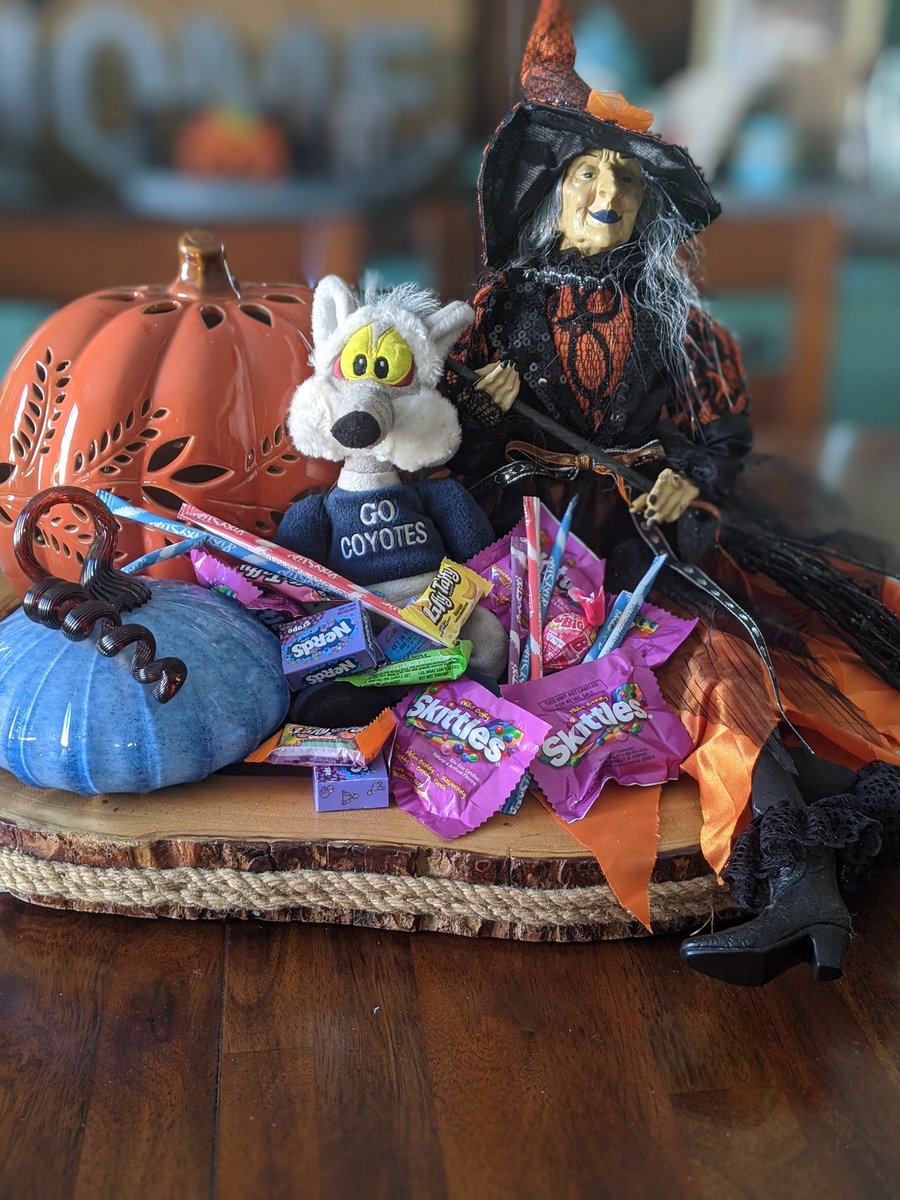Coty's hosting a Drive Thru Trick-or-Treat on 10/30 @ 10:00am! Staff in costumes & passing out candy!  Stay in car. Candy donations needed! 😷🐺💙🙋🦹🦸🧟🧛🍭🍬
#AVIDCoyotesPersevere #Halloween2020 #BetterTogether  #CandyDonations #WeAreSnowline #PinonHillsLovesYourFace