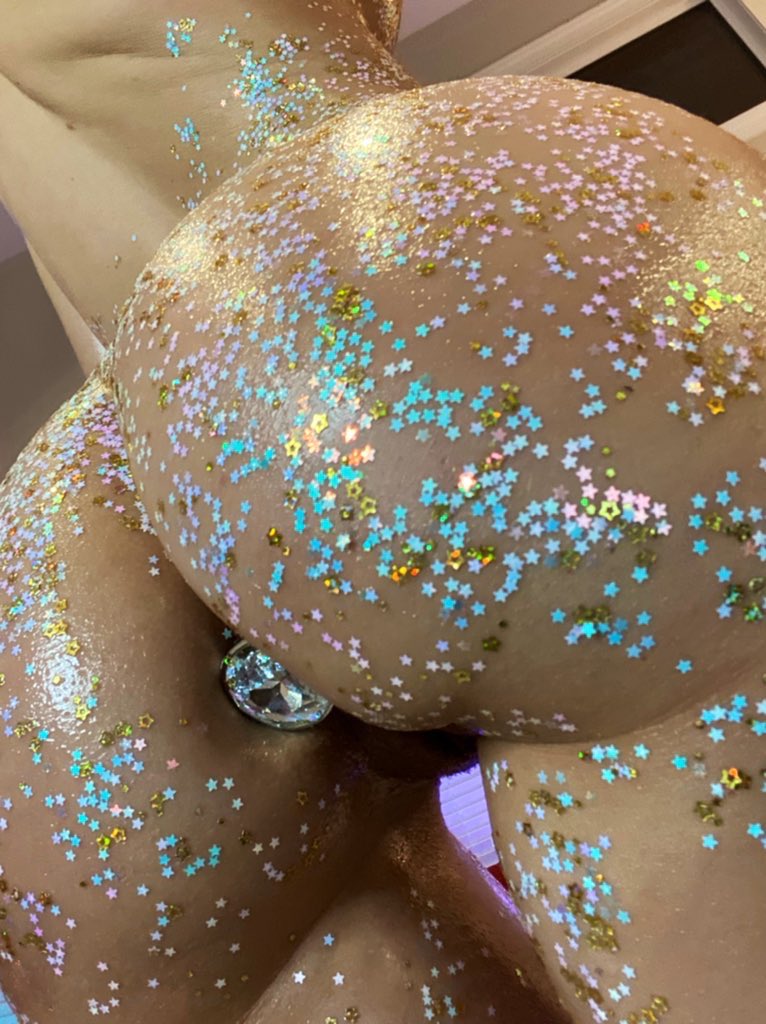 AriaNina_'s tweet photo. If and when this post gets 200RTs I’ll randomly pick 20 people to get free fun things 😈✨ 10 people will get snap free &amp; 10 will get a free Onlyfans trial for 30 days. 💖 https://t.co/Ez2nE7jqx3