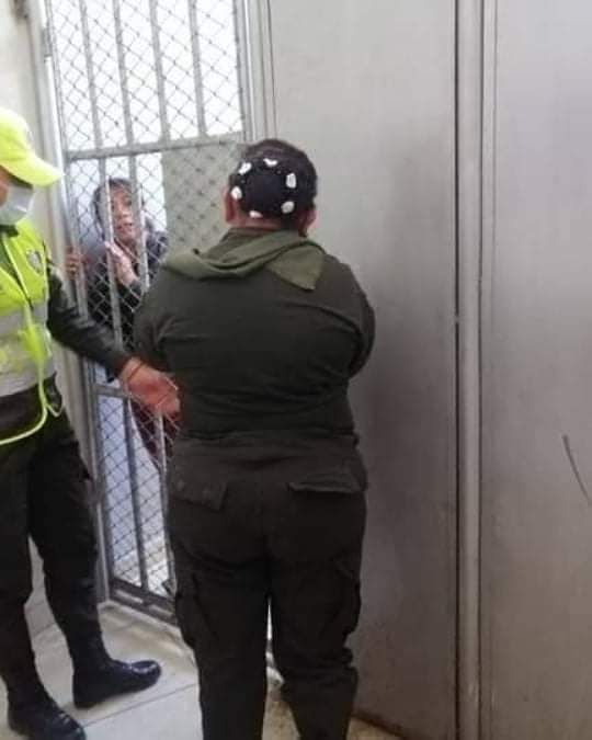 PrensaWiphala's tweet photo. GOLPISTAS INTENTAN CALLARNOS

Dos periodistas  de la radio comunitaria #LaVozDelCampesino fueron detenidos y conducidos a celdas de tránsito de la capital tarijeña

Más información en https://t.co/7hYqPLXAqs

#BoliviaNoSeCalla https://t.co/ewx1AJqJQw