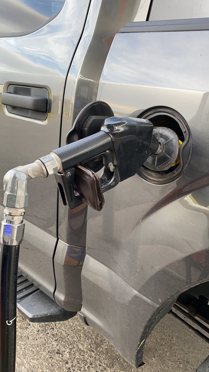 etwan69er's tweet photo. Vehicle manufacturers fucked us when they got rid of gas caps https://t.co/cgwHVwaX7t
