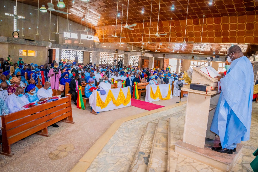tosinsammy_s's tweet photo. #JKF2at2:

Ekiti State Governor, @kfayemi, his wife Erelu @bisiafayemi and other dignitaries during the Mass thanksgiving service marking 2nd year Anniversary of @kfayemi's administration, held at St. Patrick's Catholic Cathedral Church, Ado-Ekiti.
Oct 18,2020 https://t.co/uQaKz9nRze