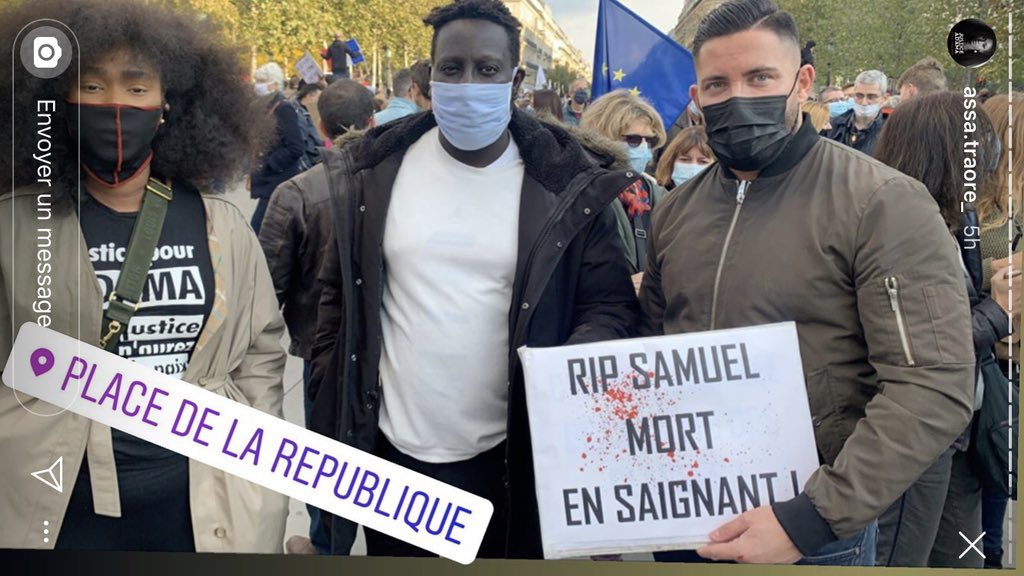  photo prise lors de la manifestation en soutien à l'enseignant décapité Samuel Paty. Assa traoré et Bagui Traoré à côté de l'ignoble pancarte RIP SAMUEL PATY MORT EN SAIGNANT. Assa Traoré porte une illusion de masque, de type Groucho, proposée dans un article Résistance Républicaine