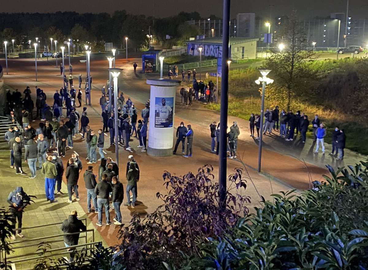 According to  @SPORT1’s  @berger_pj [], contact was made via the  #Schalke SLO and the whole squad, including coach Manuel Baum and sporting director Jochen Schneider, met the ultras outside the arena, where the capo addressed them: #S04  