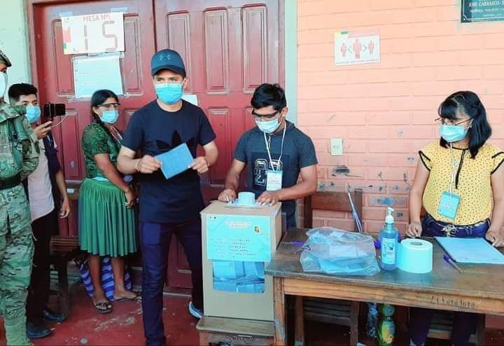 PrensaWiphala's tweet photo. Andronico mientras votava: "Saludamos la jornada tranquila de las votaciones, esto es una muestra de nuestra firme vocación democrática de todos los bolivianos. 

Mas información: https://t.co/7hYqPLXAqs

#EleccionesEnBolivia
#BoliviaNoSeCalla https://t.co/OW8xTHVuzg