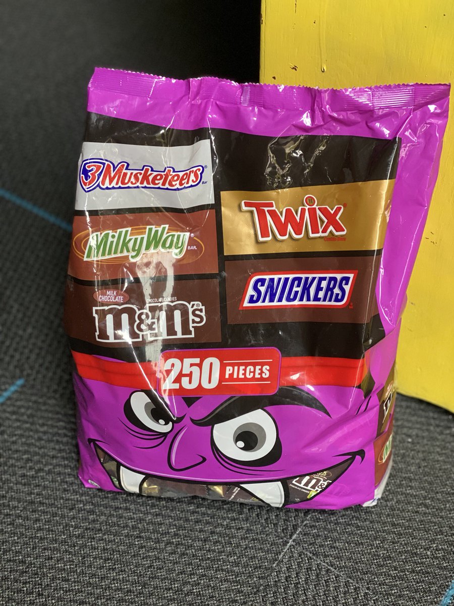 MrsMobileD67's tweet photo. A fresh bag of chocolate has been delivered Cherokee Cheetahs! Have a super week! @IRCStacey #cherokeeinspires #findingjoy67 #Chocolate #missingallofyou ❤️ 🎃 👻 @CherokeeD67 https://t.co/Tbl6U87J15