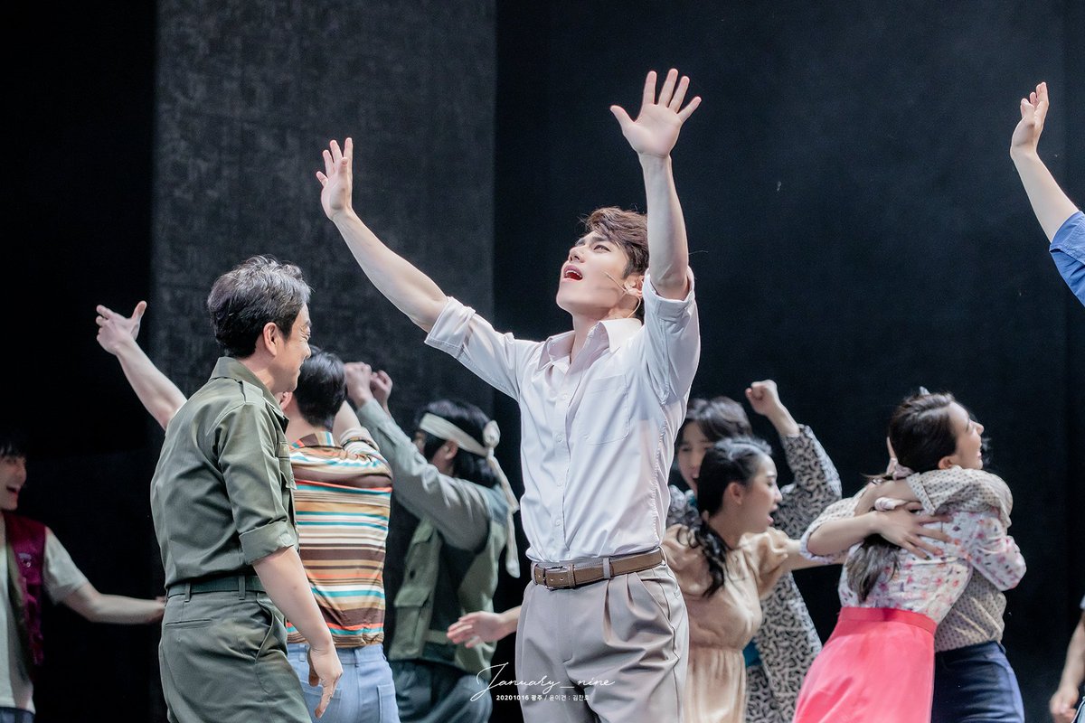 January__nine's tweet image. 201016 뮤지컬 광주 커튼콜
윤이건 : 김찬호 배우님

,,,어떻게 혼자 이런 표정을 짓고 있어요 이 순간에,,,