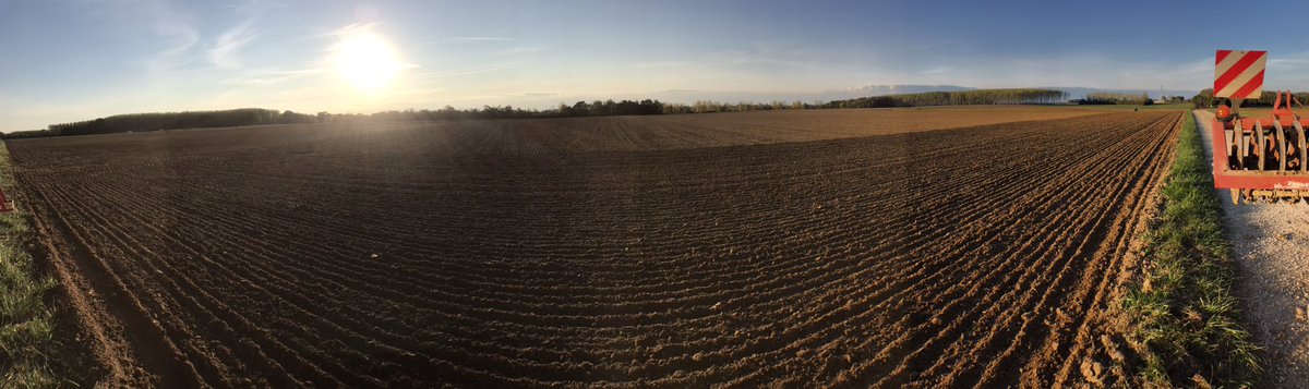 dams7174's tweet photo. Fin des semis de blé  sous un soleil radieux après 47,3 hectares et 7t 800 de #semencescertifiées  il ne reste plus rien dans le doseur  du @HORSCH_France si c’est pas du bon boulot ça 💪💪#autocongratulation 😂 https://t.co/VOW9K2Lg6R