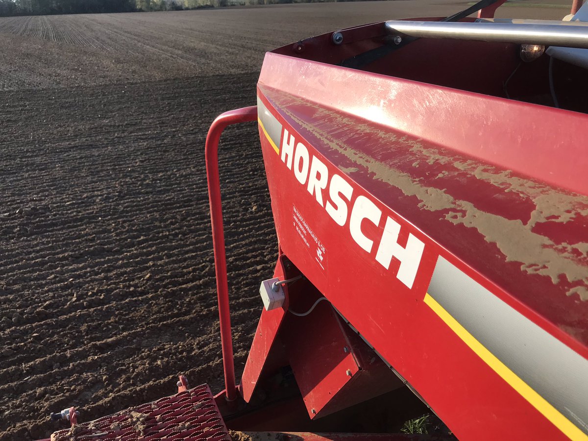 Fin des semis de blé  sous un soleil radieux après 47,3 hectares et 7t 800 de #semencescertifiées  il ne reste plus rien dans le doseur  du <a href="/HORSCH_France/">HORSCH France</a> si c’est pas du bon boulot ça 💪💪#autocongratulation 😂