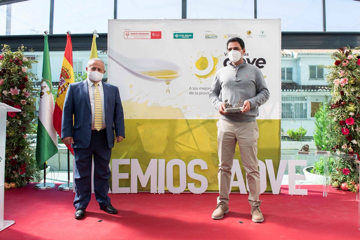 Nuestro Quaryat Picual ha sido elegido un año más como el mejor #AOVE de Producción Integrada en los premios <a href="/sabor_granada/">Sabor Granada</a> celebrados por <a href="/dipgra/">Diputación de Granada</a> Recogiéndolo Jose María Velasco. 
#SierraNevada #saborgranada #premiosaovesaborgranada2020 #aceitedeoliva #virgenextra #oliveoil