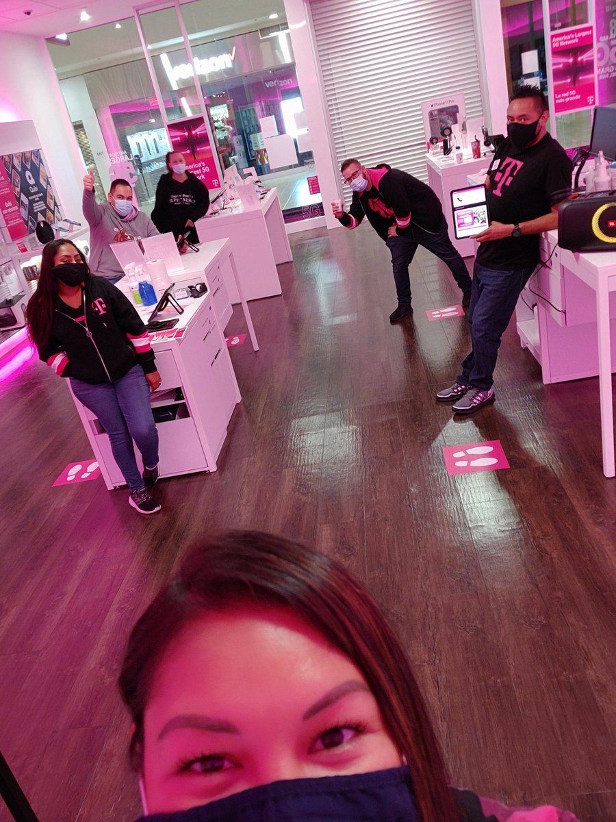 Vintage Faire Mall 8307 celebrating that #5GSweetSpot #iLoveTMobile @TMobileGear <a href="/lightbender90/">Mateo</a> <a href="/batkins92/">Brittany Atkins</a> <a href="/josuecal88/">Josue</a> <a href="/Saamaanddi/">Samandi🖤</a> @JamesLeeWC <a href="/WcboundGh/">Greg Herrick</a> #WestIsBest