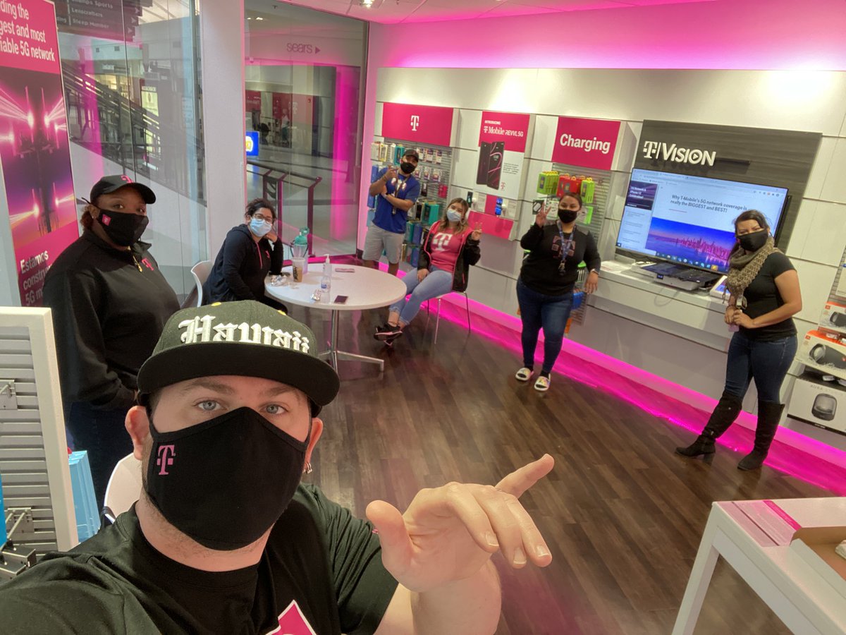 emyscey's tweet photo. #TownEastMallStars at 4559 becoming experts at our 5G Network Celebration 🎉
#5GBuiltRight #MagentaNetwork #ExperienceTmobile #iLoveTMobile #5GSweetSpot #HeatoftheEast #TXEastElevates #SouthNeverSettles @TMobileGear https://t.co/6vKFtnGJPz
