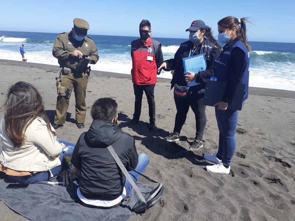 #CVNahora... en #Pelluhue, costa sur del #Maule, continúan las fiscalizaciones al correcto uso de mascarilla y distanciamiento físico en las playas de la comuna. https://t.co/nkf12vu7cZ