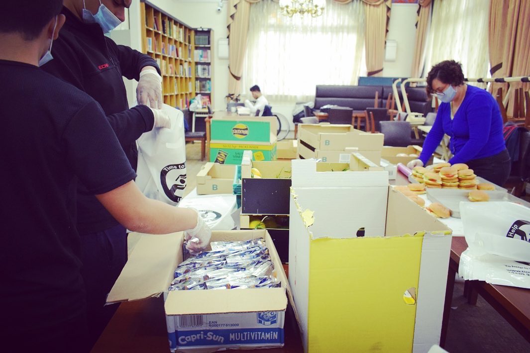 TimetoHelpUK's tweet photo. Minimum of 150 packed lunches were prepared for the homeless by our volunteers yesterday. Thank you for all your efforts♥️ #volunteers #packedwithgoodness #charity #timetohelpuk #charity #homeless #london #kindness https://t.co/a0J1qngzLe
